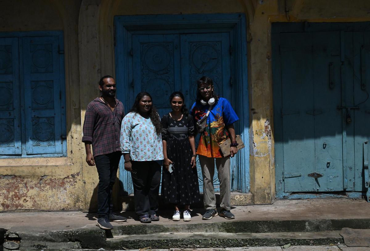 प्रोडक्शन टीम से अर्जुन नायर, अमु जोसेफिना, अबना आज़ाद और कोच्चि मुज़िरिस बिएननेल की क्यूरेटोरियल टीम से दिव्येश उंदाविया 