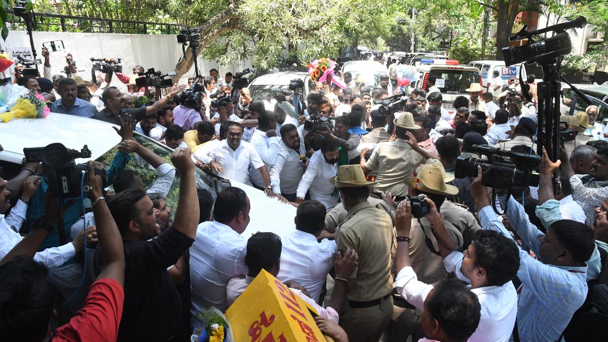 Focus shifts to Delhi, while Siddaramaiah and DKS supporters keep the pot boiling in Bengaluru