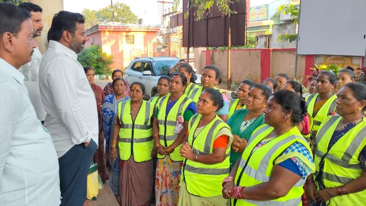 MLA Bonela Vijayachandra administers oath to sanitation workers; asks them to make Parvathipuram garbage-free