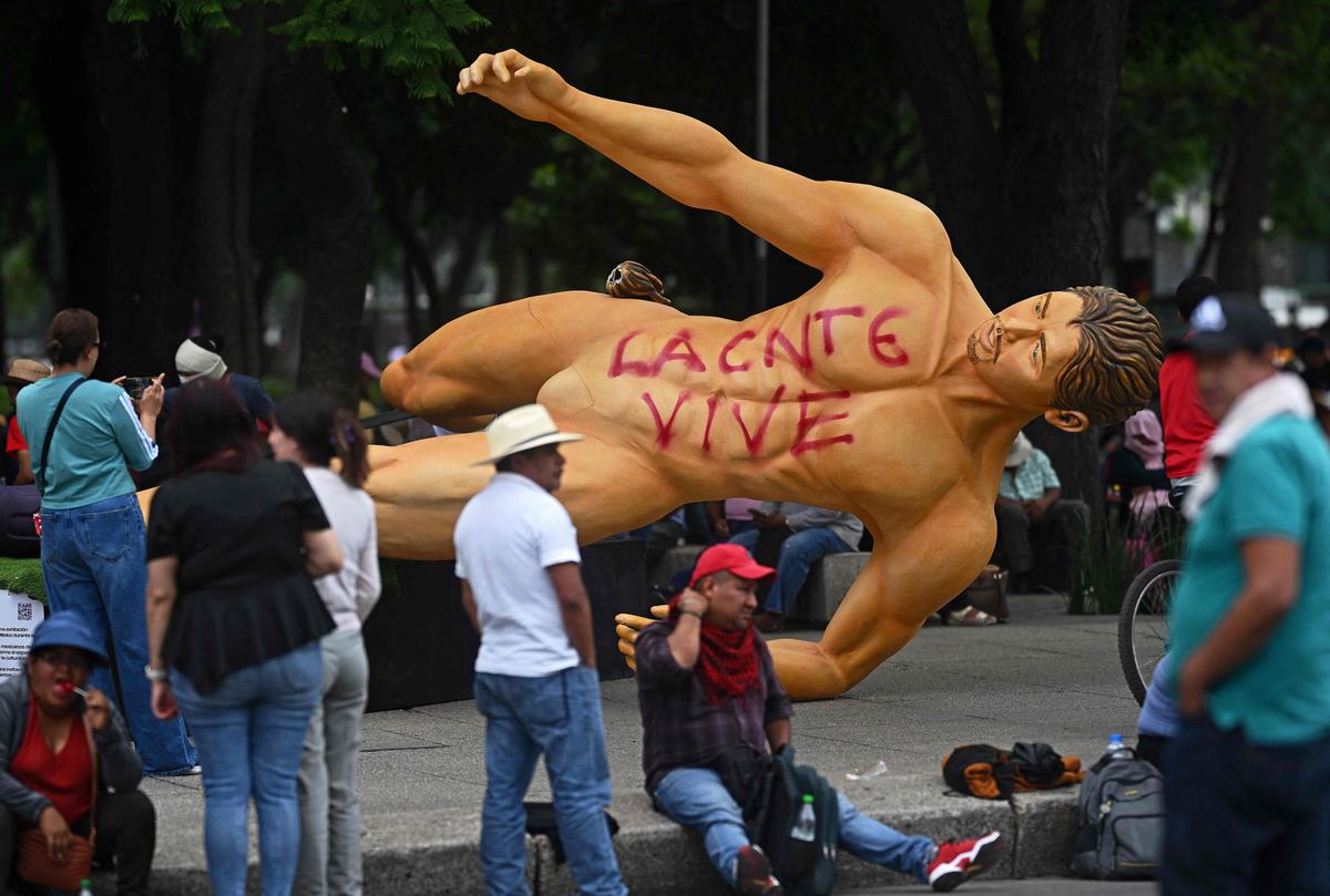 Protesters tear down World Cup statues in Mexico City - The Hindu