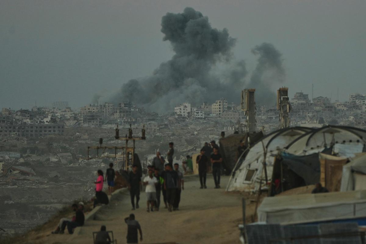 Dūmi paceļas pēc Izraēlas militārā streika Gazas pilsētā, kā redzams no Centrālās Gazas joslas, trešdien, 2025. gada 1. oktobrī. 