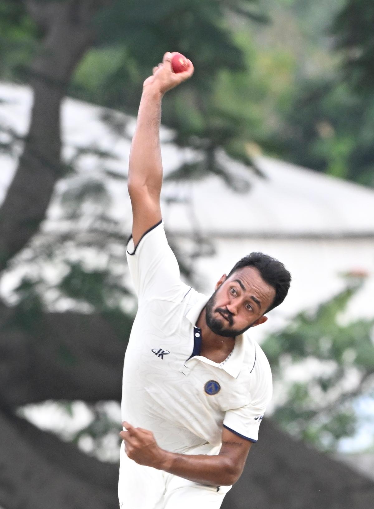 Debutant Jharkhand pacer Jatin Kumar Pandey, who took five wickets against Tamil Nadu on the third day of their Ranji Trophy Elite Group-A match in Coimbatore on Friday, October 17, 2025. 