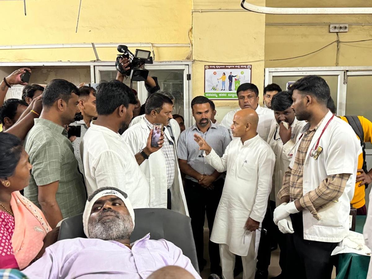 चिकित्सा शिक्षा एवं कौशल विकास मंत्री शरण प्रकाश आर पाटिल बुधवार को मांड्या के एक अस्पताल के दौरे के दौरान मरीजों से बात करते हुए।