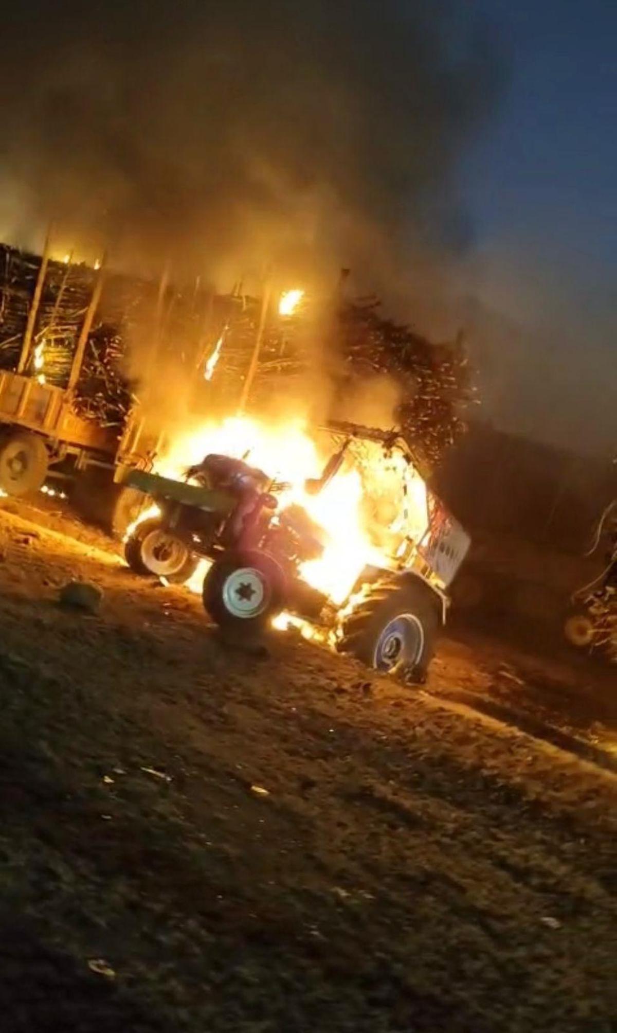 Los carros tractores cargados de caña de azúcar fueron incendiados el jueves en Sameerwadi, en el distrito de Bagalkot. 