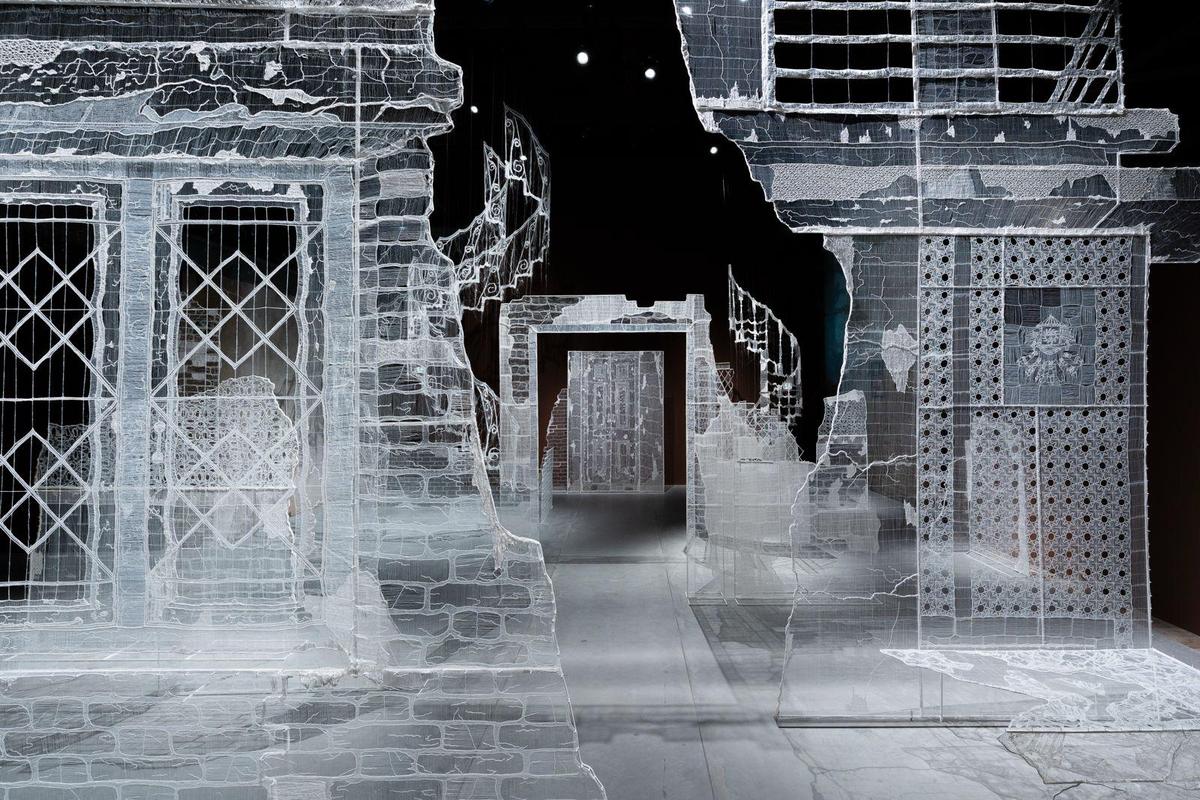 Uma visão das exposições no Pavilhão da Índia intituladas 'Geografias da Distância: Lembrando o Lar' na 61ª Exposição Internacional de Arte da Bienal de Veneza, em Veneza, Itália.