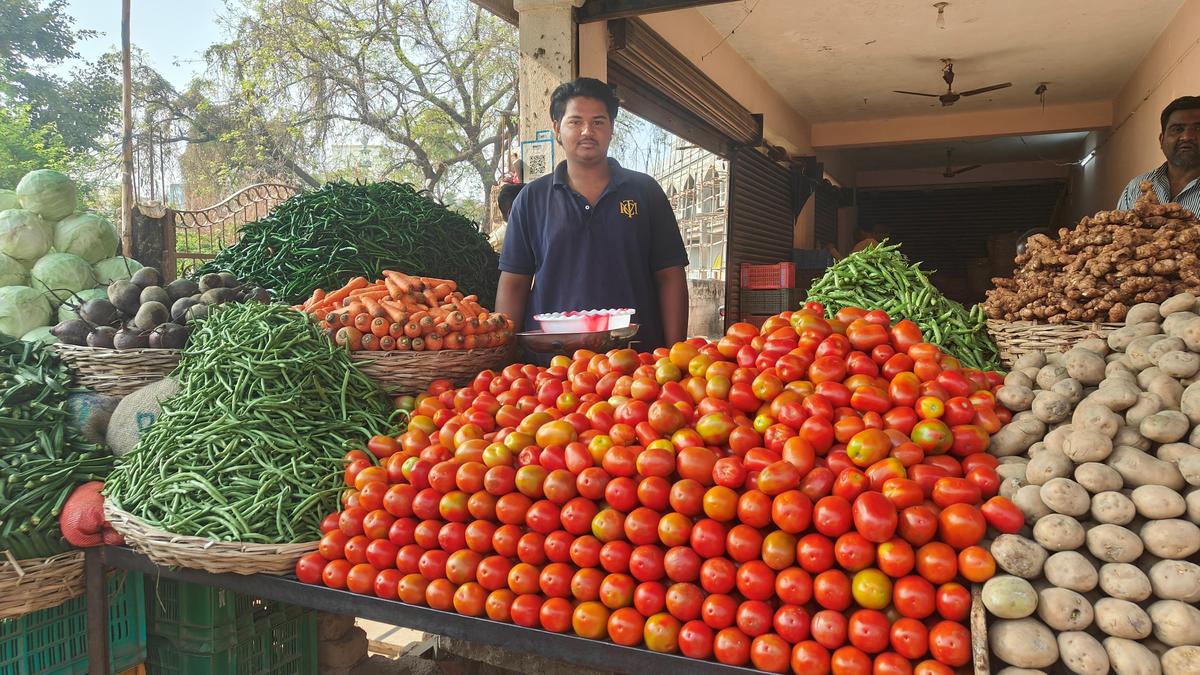 Sharp decline in tomato prices in open market worries farmers