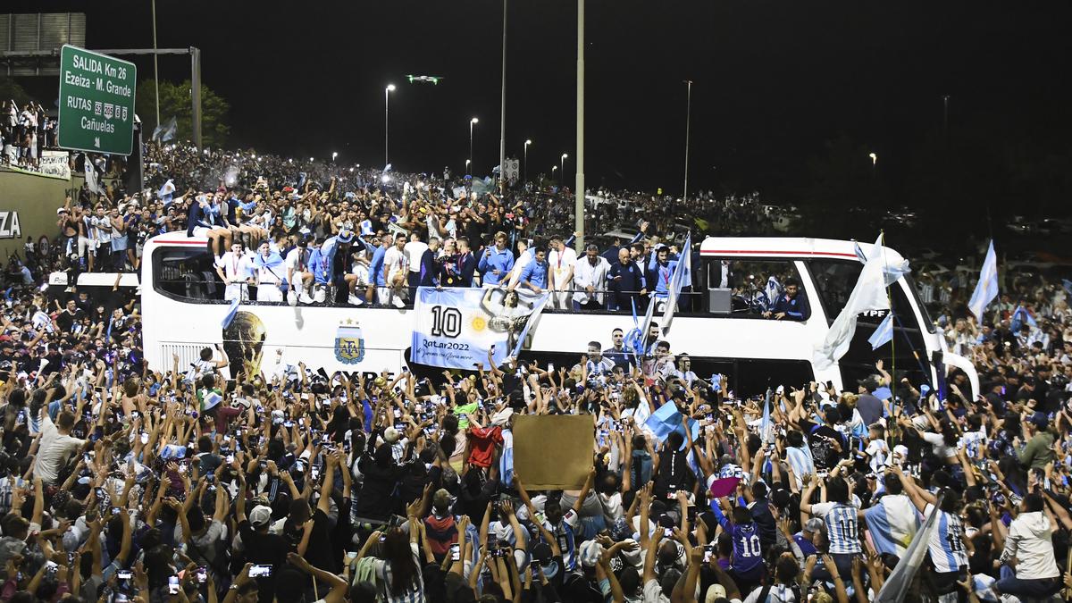Les Argentins dansent, pleurent et applaudissent dans les rues alors que les vainqueurs de la Coupe du monde reviennent