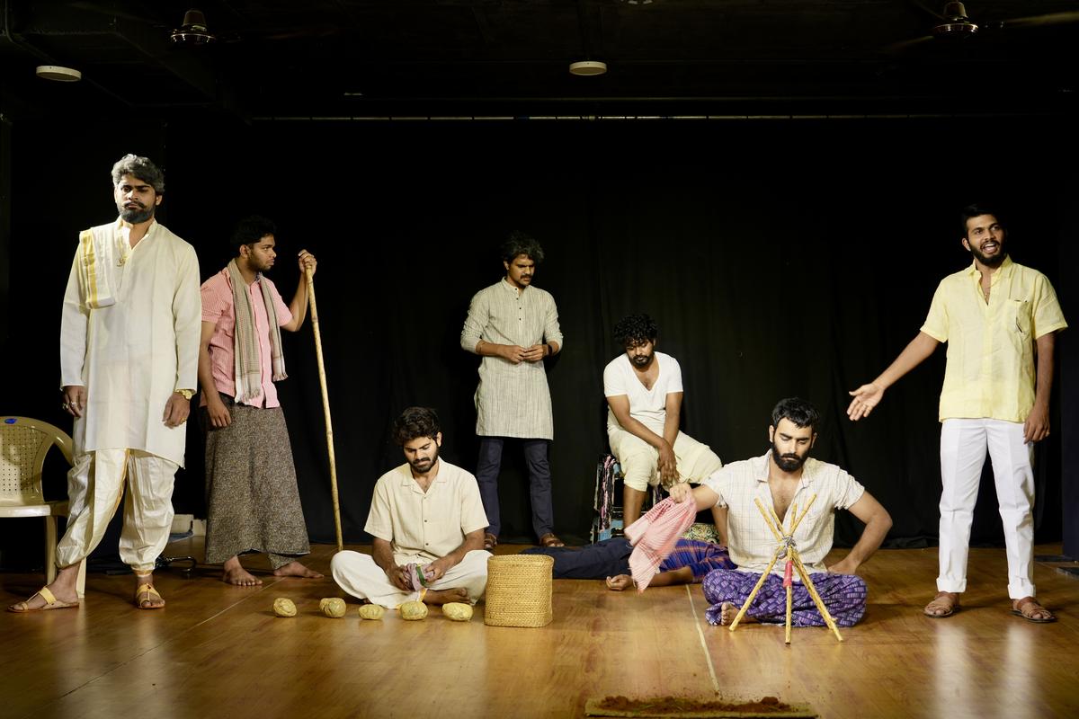 Gli attori del gruppo Samahaara mettono in scena un laboratorio di produzione nel loro studio