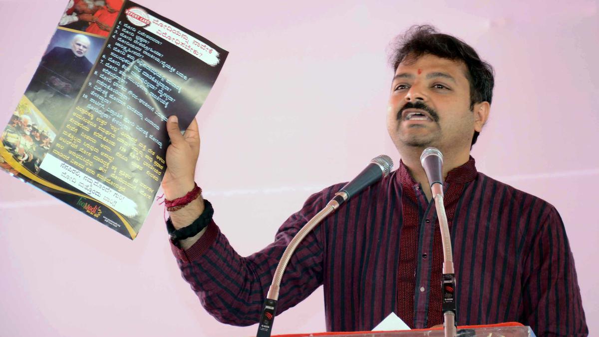 Chakravarthi Sulibele welcomes idea of keeping images of freedom fighters in Ganesh mandals