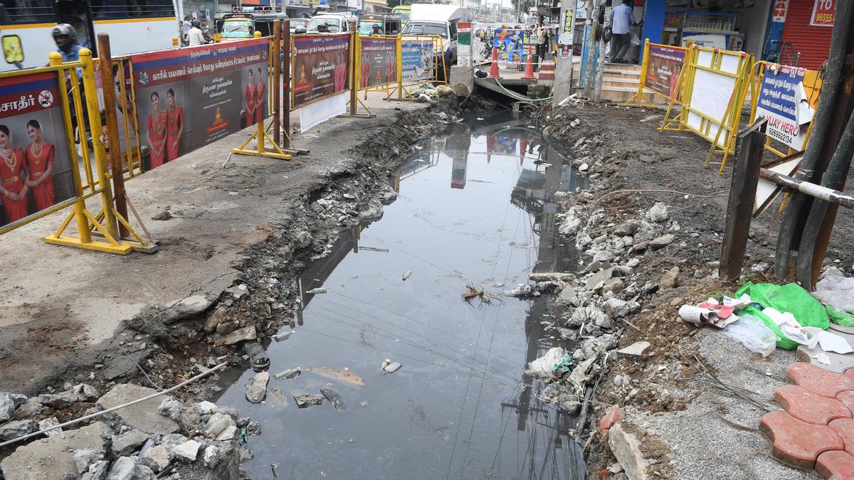 Sripuram-Thatchanallur road closed for constructing drainage