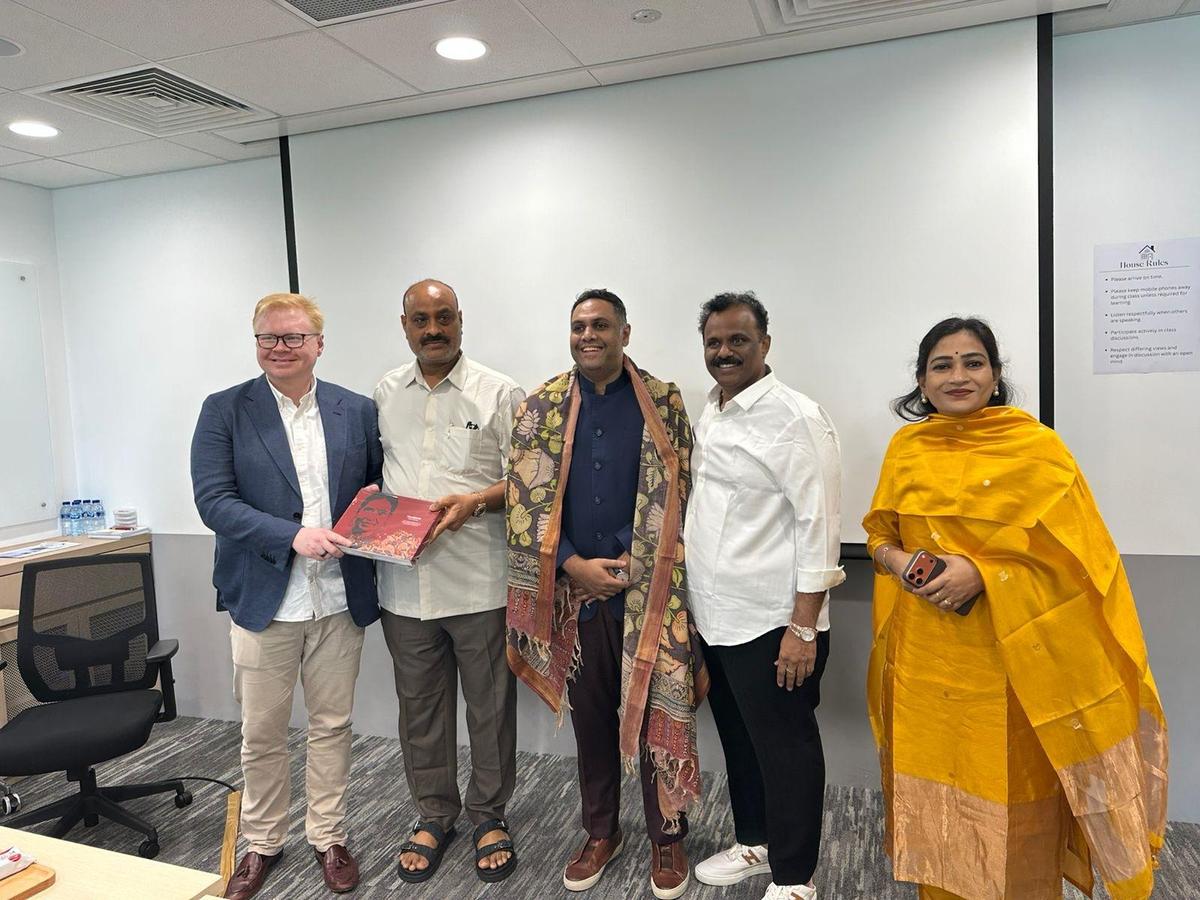 thehindu.com - Sambasiva Rao M. - A.P. Ministers study city design, infra planning in Singapore