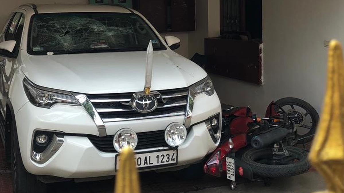 Infighting in DMK spills into the open; T.N. Minister K.N. Nehru’s supporters stone MP Tiruchi Siva’s house, car