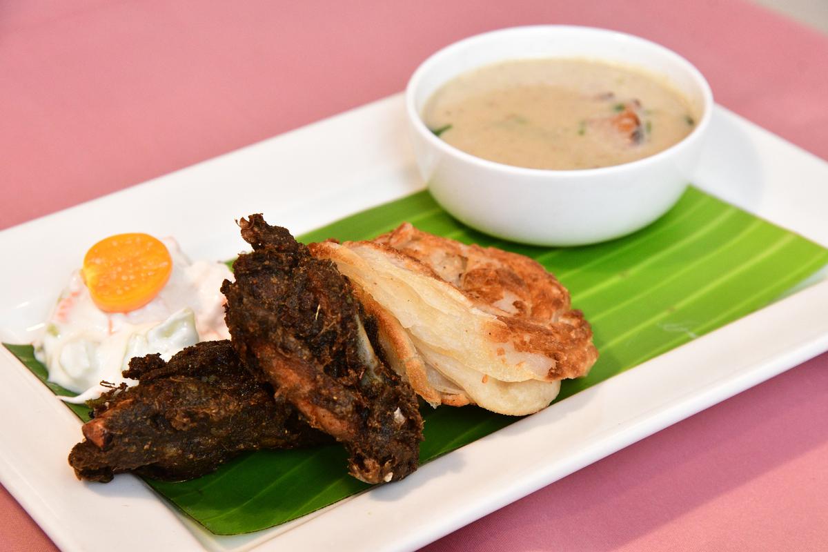 Bun parotta with vellai korma and kariveppilai chicken 