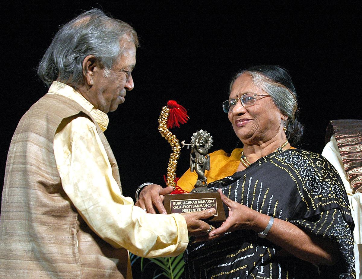 Pt Birju Maharaj presenting the ‘Pandit Achhan Maharaj Kalajyoti Award’ to Kumudini Lakhia at Kamani Auditorium in New Delhi on March 10, 2008. Pt Birju Maharaj presenting the ‘Pandit Achhan Maharaj Kalajyoti Award’ to Kumudini Lakhia at Kamani Auditorium in New Delhi on March 10, 2008.