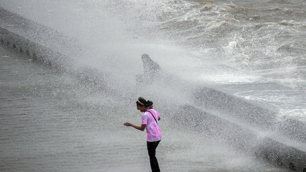 Heavy rainfall in Maharashtra forces release of water from Khadakwasla Dam-Pune, waterlogging in Mumbai