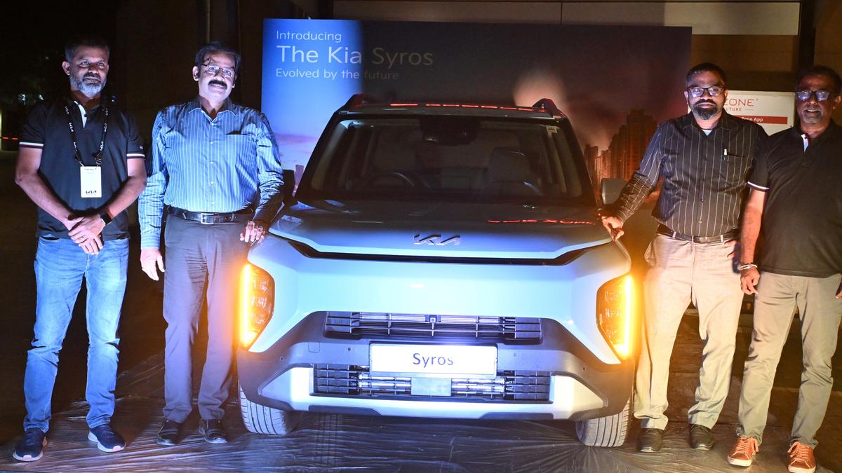 Customers get a glimpse of the new compact SUV Kia Syros