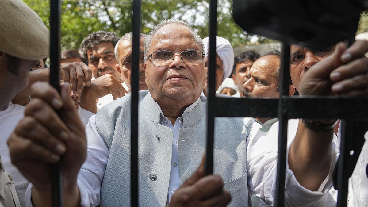 Former J&K Governor, Khap leaders protest after police stop them from holding meeting at park