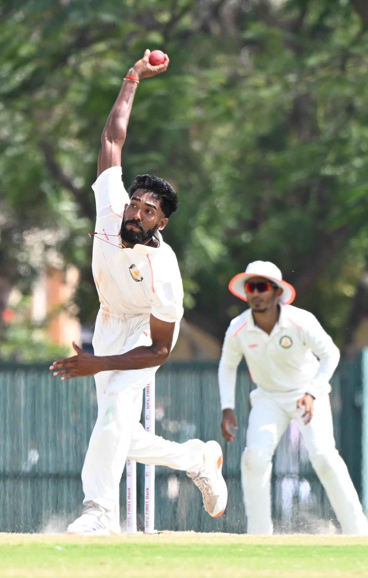 Hinge, jugador de bolos de Vidarbha, tomó cuatro ventanillas contra Tamil Nadu.