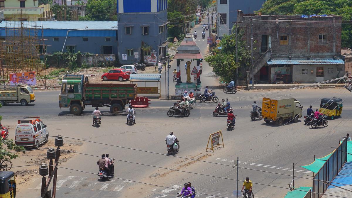 Lack of traffic signal causes chaos at Villianur intersection