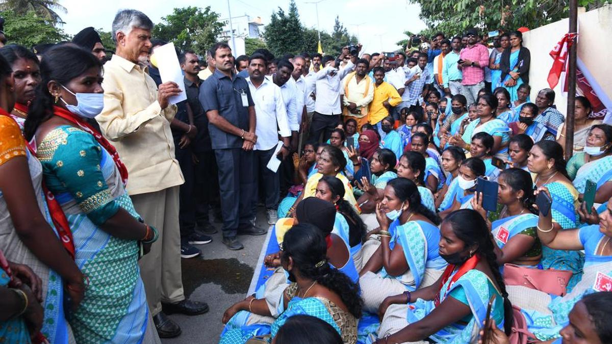 chandrababu-naidu-expresses-solidarity-with-striking-anganwadi-workers-at-kuppam-in-andhra