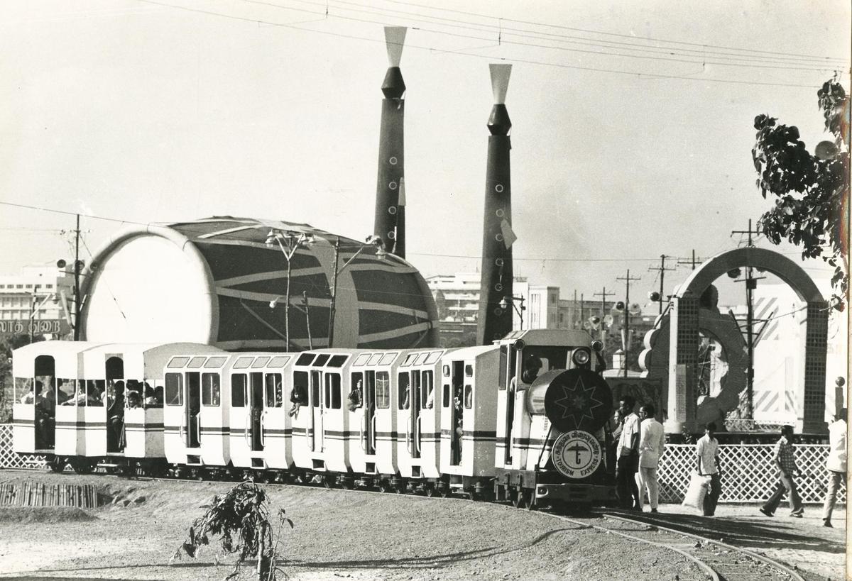 Operação de minitrem na Feira Turística em Island Grounds, Madras, em 13 de janeiro de 1978