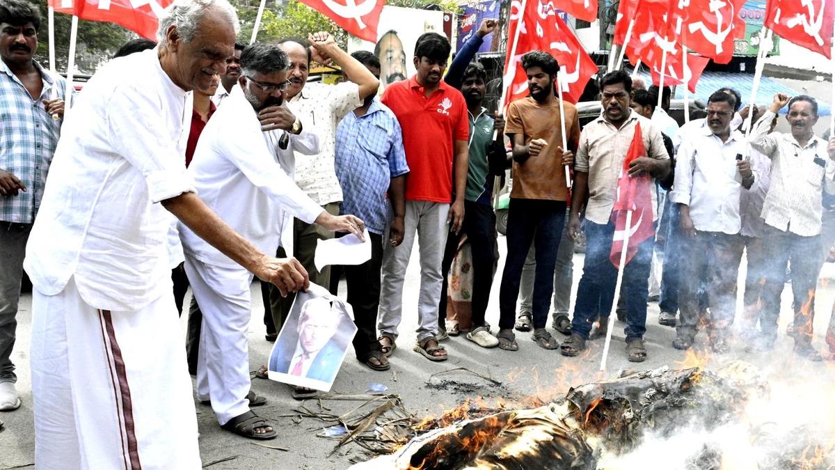 CPI burns Trump&rsquo;s effigy in Bhogi bonfire in Tirupati
