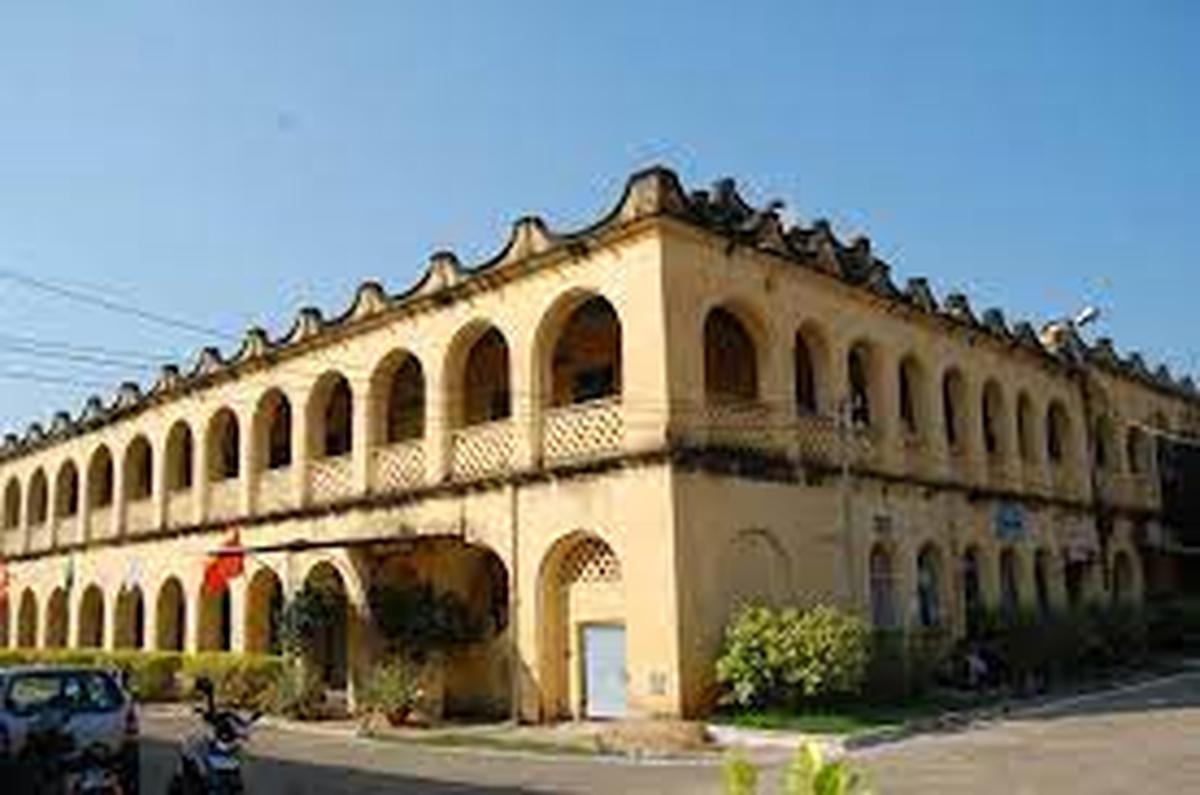 महाराजा गवर्नमेंट म्यूजिक एंड डांस कॉलेज की स्थापना 1919 में पुसपति विजयारमा गजापति राजू ने की थी महाराजा गवर्नमेंट म्यूजिक एंड डांस कॉलेज की स्थापना 1919 में पुसपति विजयारमा गजापति राजू ने की थी