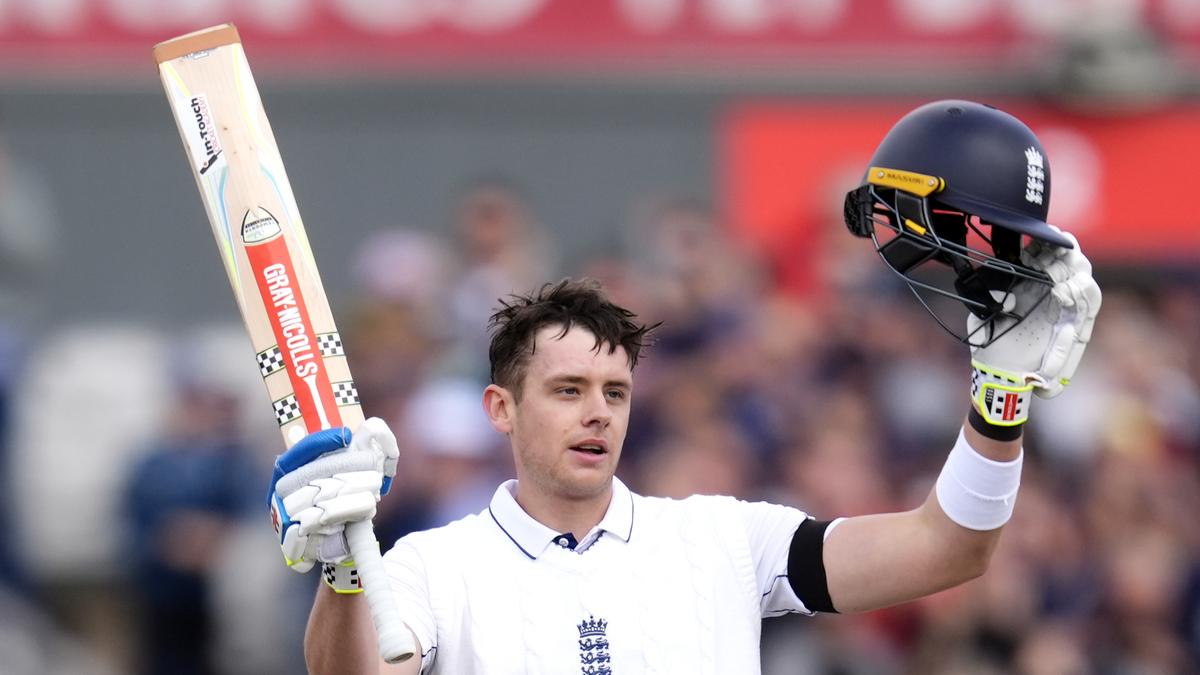 Smith scores his first Test century and puts England ahead in the first Test against Sri Lanka