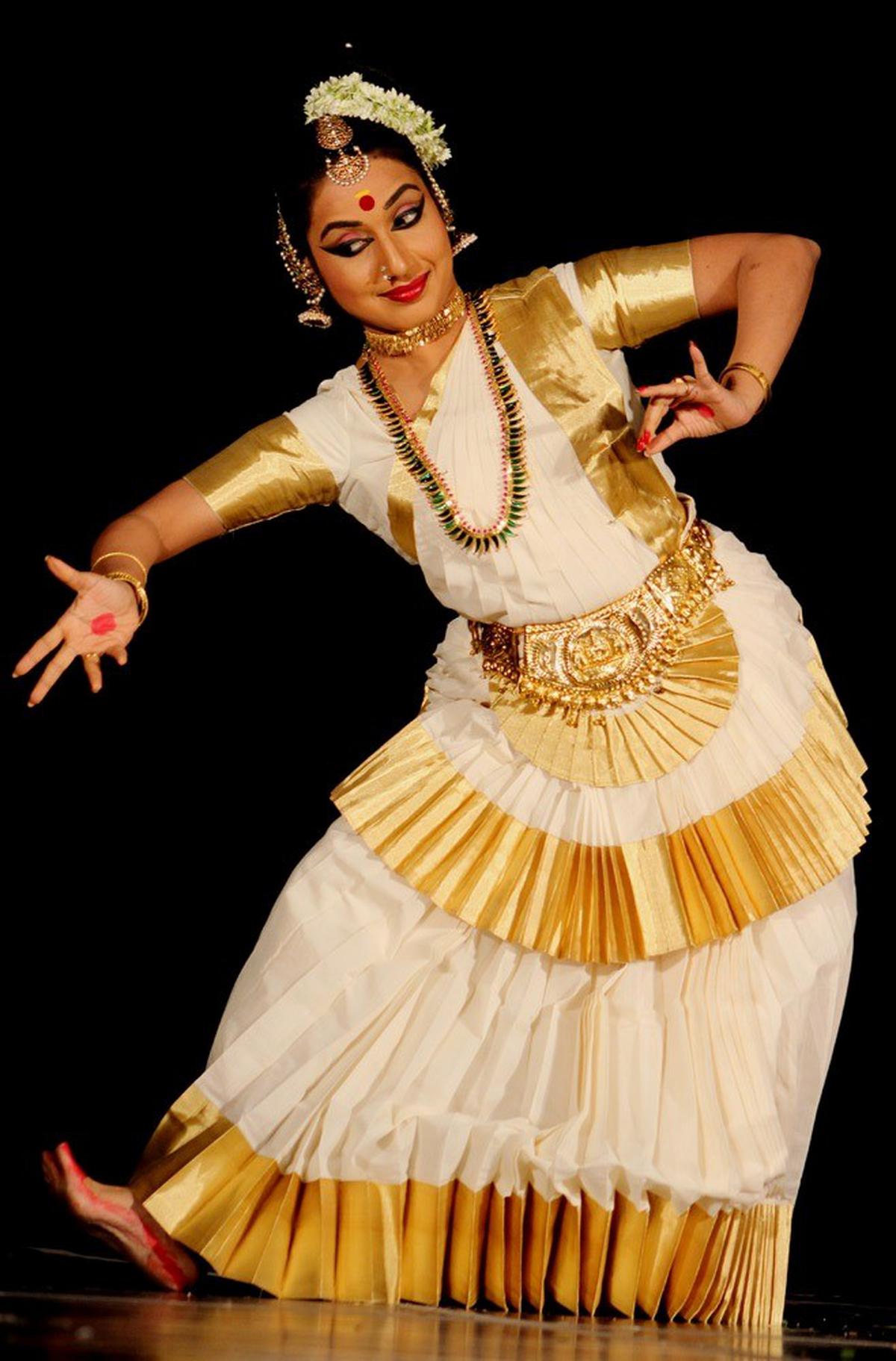 mohiniyattam group dance