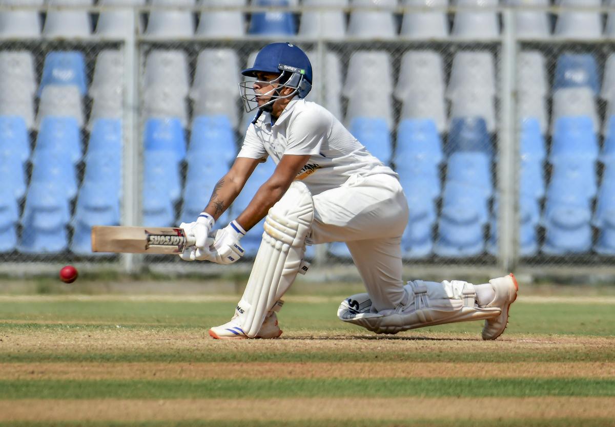 Mohit Kale de Puducherry juega un tiro durante el partido del Trofeo Ranji contra Mumbai en el estadio Wankhede, en Mumbai, el martes 18 de noviembre de 2025. 