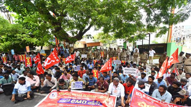 Visakhapatnam: electricity meter readers stage dharna at EPDCL corporate office