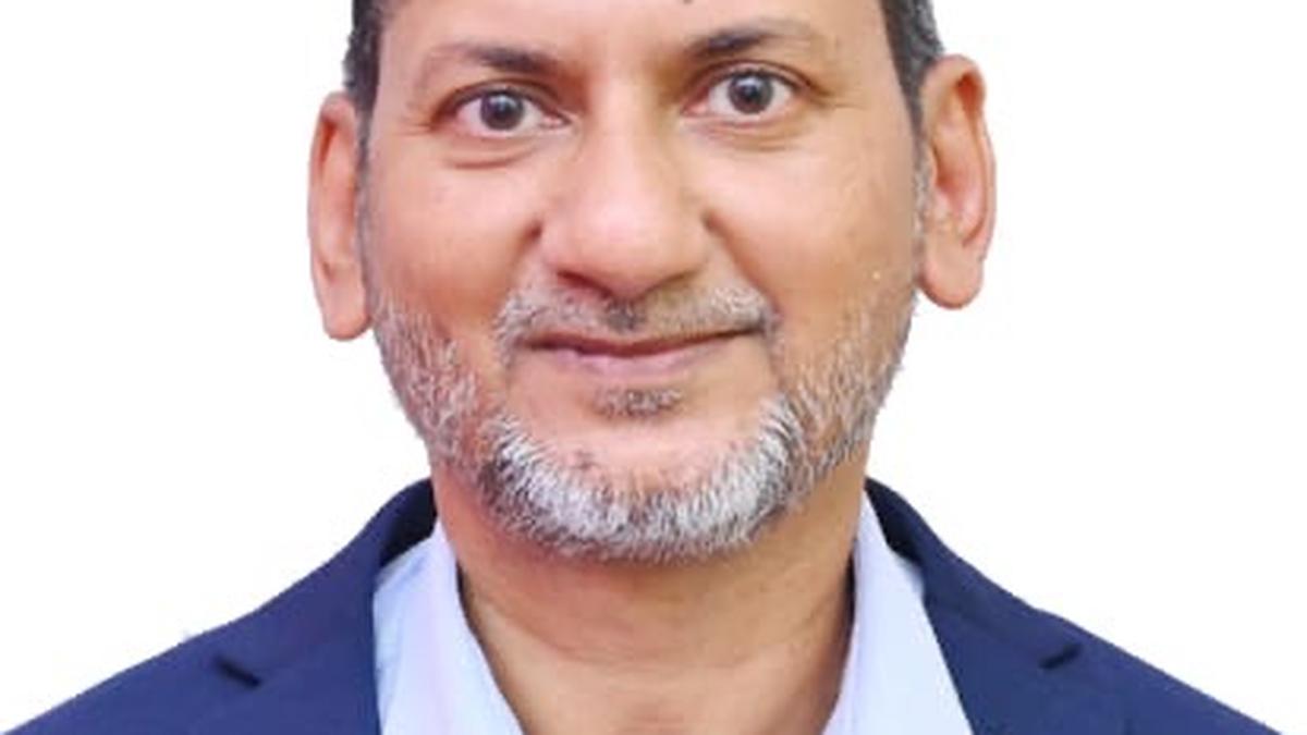 Senior pilot of NMPA wins Port of London Authority award