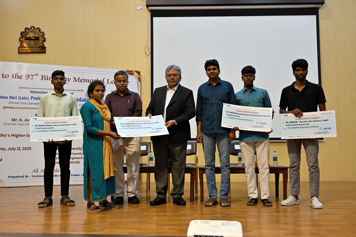 Mr. Ashok Vardhan Shetty presents Dr. M. Anandakrishnan memorial scholarship awards to the students studied from Tribal Government Higher Secondary School, Athanavur Yelagiri hills. D. Nedunchenzhian, Founder and CEO, Technocrats India College Finder and Journalist Vijayan Ramalingam are also seen.