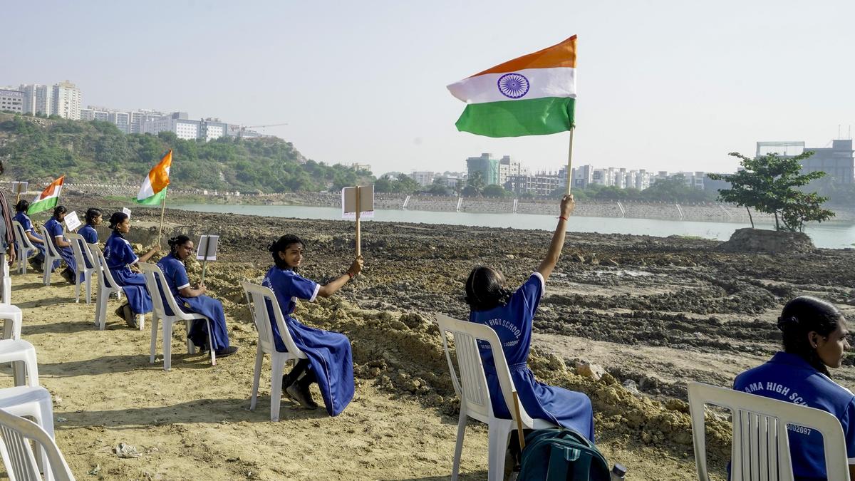 Human chain formed at Thammidi Kunta  lake