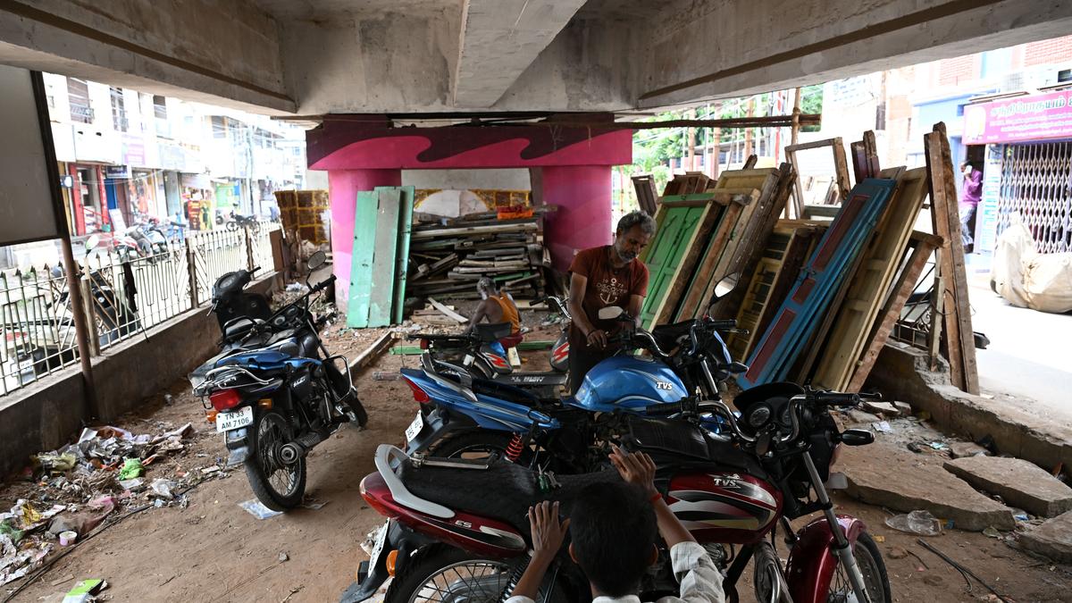 Delay in creating parking space beneath Thennur bridge draws flak 