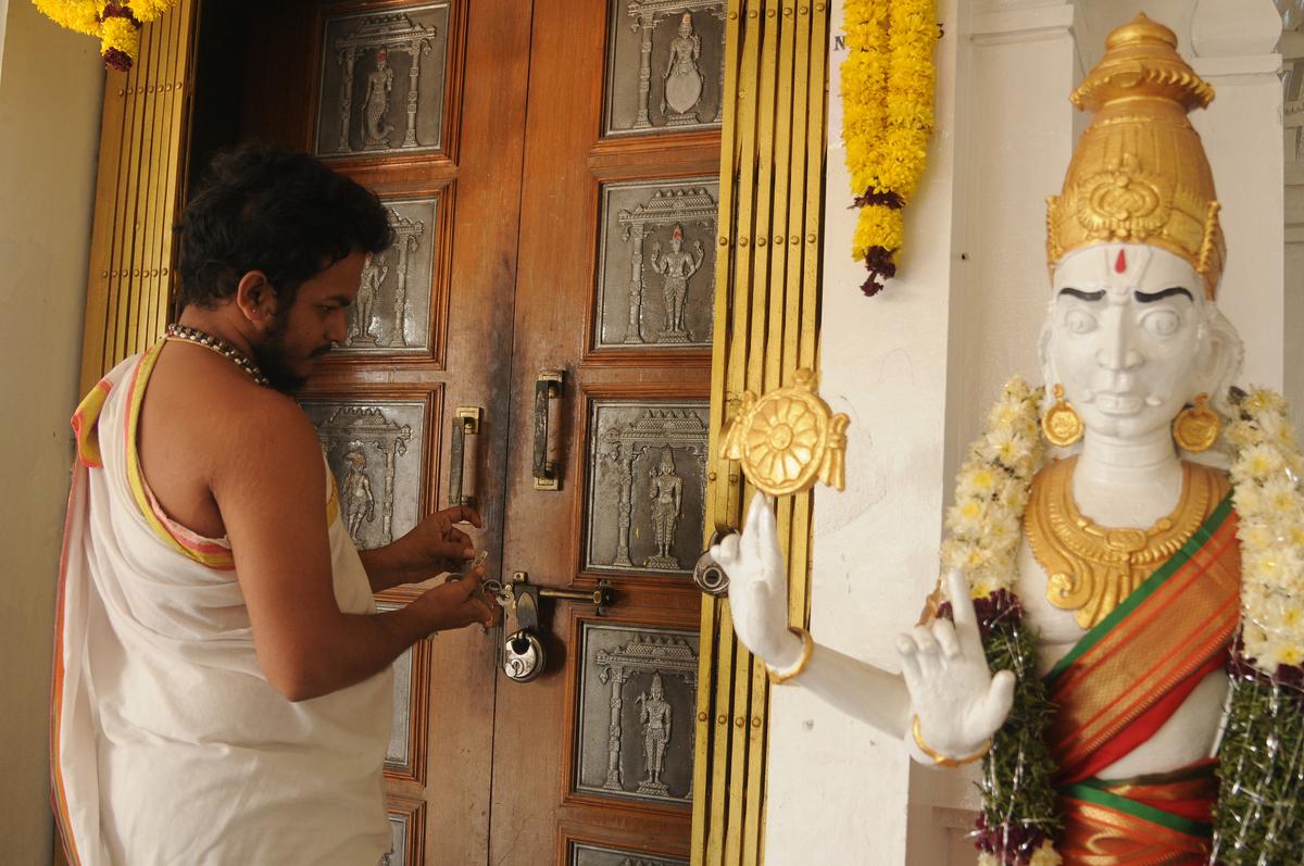 Partial solar eclipse: People throng the Godavari for holy dip