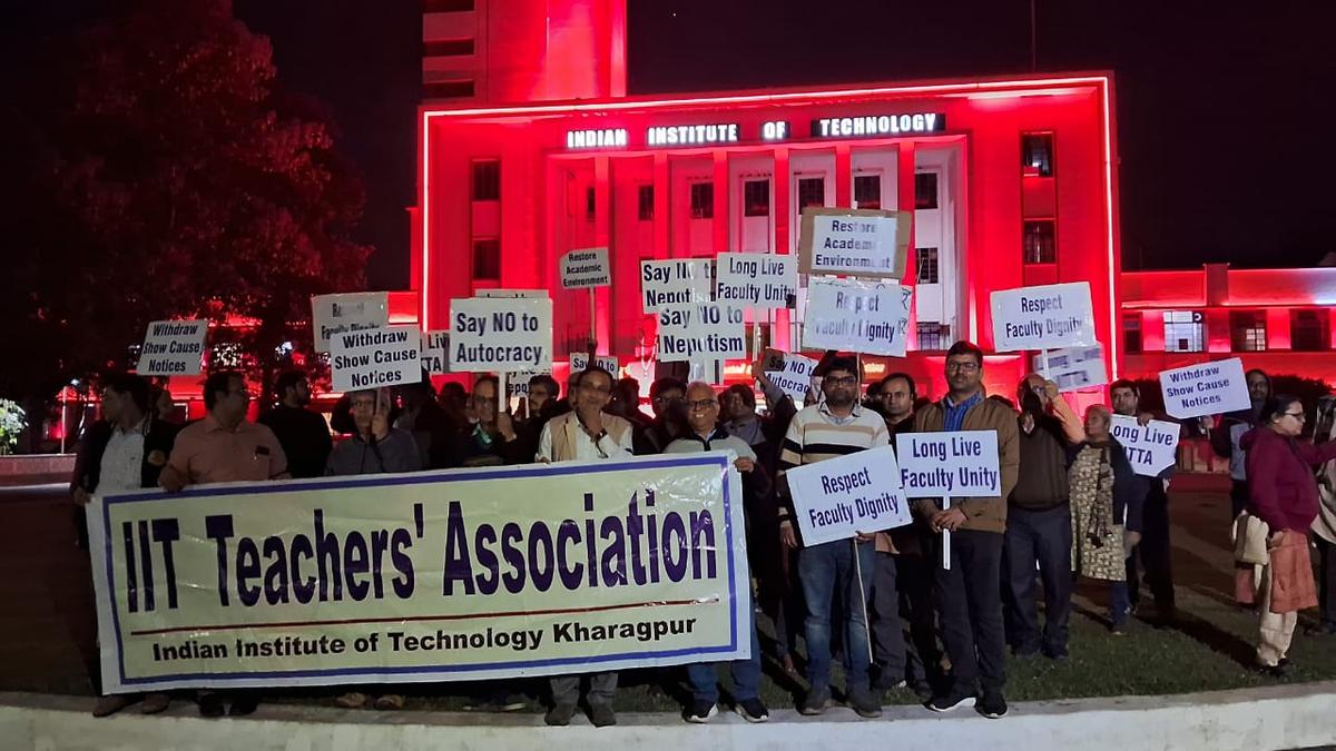 Show cause notice sent to 86 faculty members: IIT Kharagpur staff stage silent protest - The Hindu