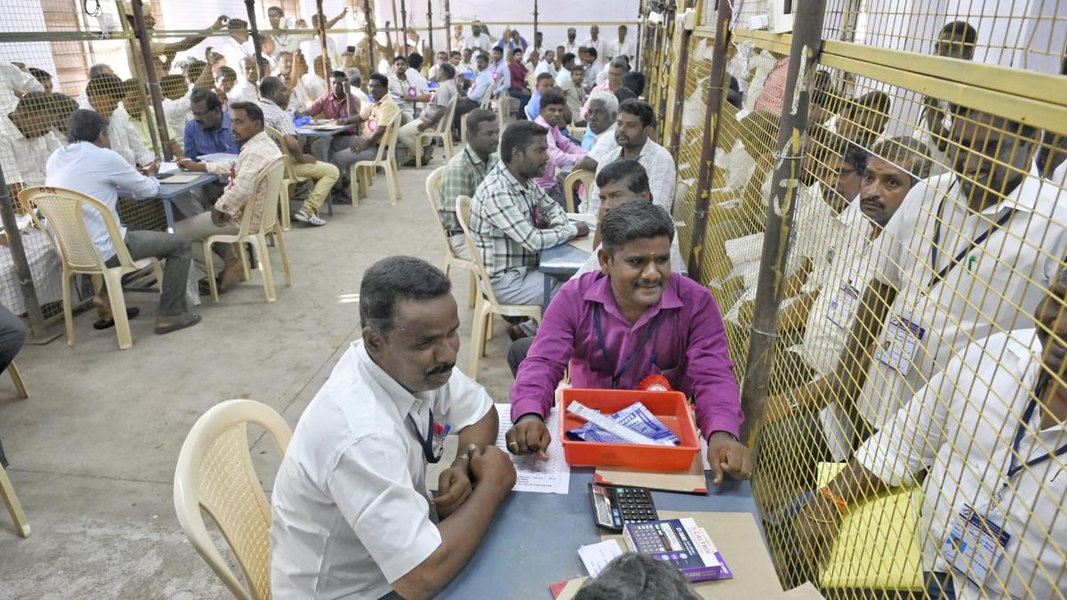 Vikravandi bypoll | Counting of votes under way