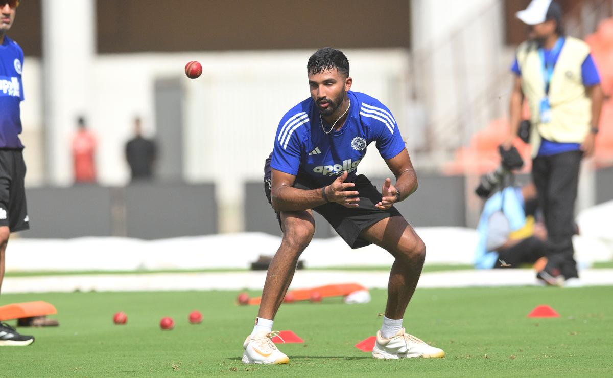 Devdutt Padikkal de la India en una sesión de entrenamiento antes de la primera prueba contra las Indias Occidentales en el estadio Narendra Modi en Ahmedabad, Gujarat, el martes 30 de septiembre de 2025. 