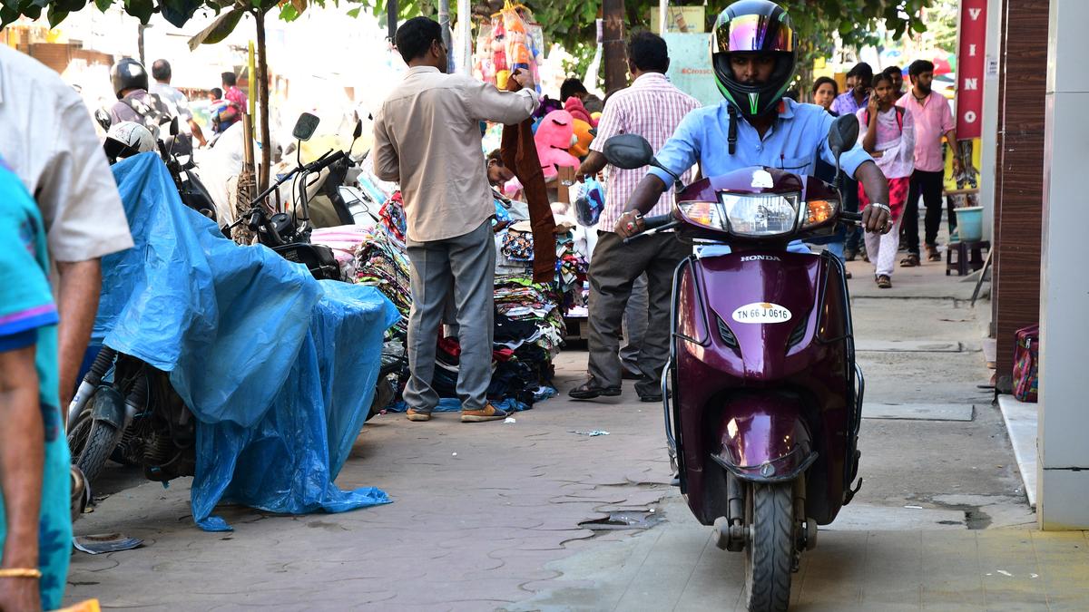 Unregulated parking in commercial streets troubles public in Coimbatore