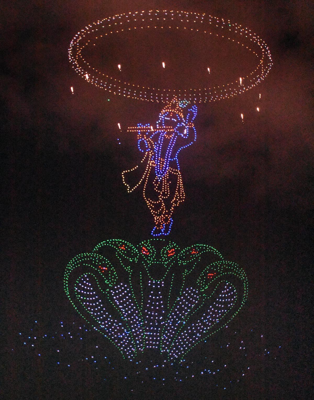 Bir yılan üzerinde dans eden Lord Krishna'nın bu görüntüsü, 28 Eylül 2025'te Mysuru'daki Bannimantap'taki drone gösterisi sırasında yaratıldı. 