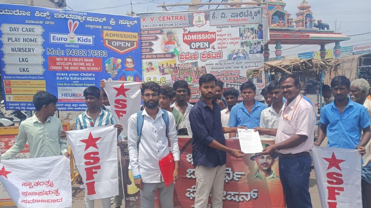 SFI stages protest in Haveri, other places against donation menace