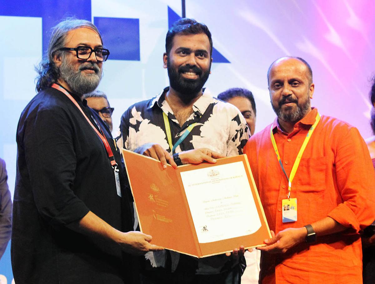 Fazil Rasak receives the  award for the Best Debut Director award from Madhupal for his film Thadavu at the valedictory function of the International Film Festival of Kerala 2023. 