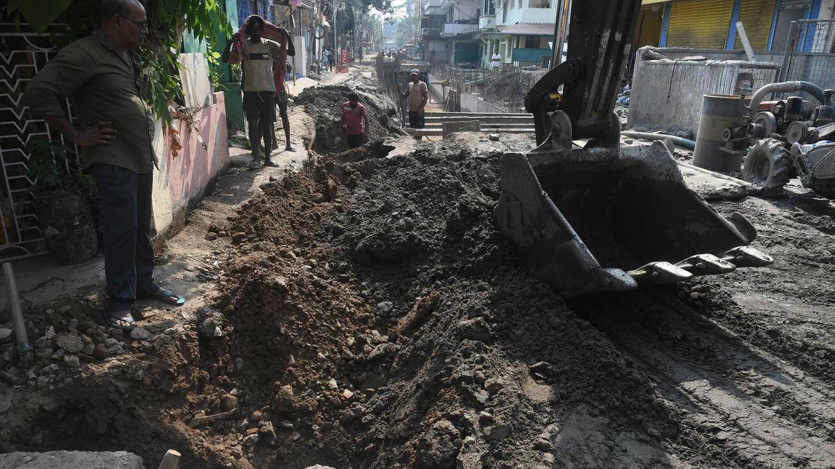 Pipe burst in Mullassery canal: residents avert washing away of road portion