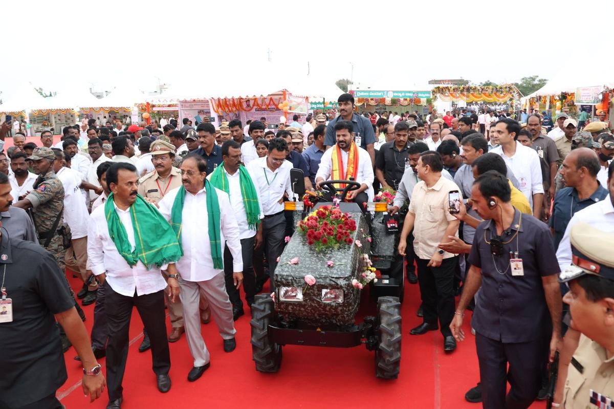 Chief Minister A. Revanth Reddy and his Cabinet colleagues participating in the Farmers’ Festival in Mahabubnagar on Saturday (November 30, 2024). 