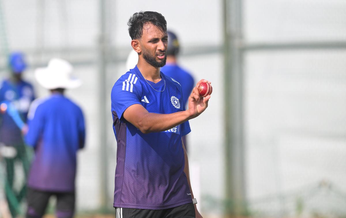 Prasidh Krishna de la India durante la sesión de los Nets antes de la primera prueba contra las Indias Occidentales en el estadio Narendra Modi en Ahmedabad, Gujarat, el martes 30 de septiembre de 2025.