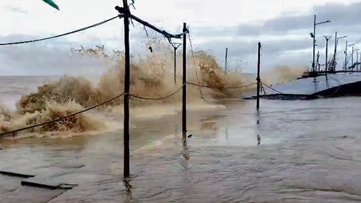 Strong winds batter Gujarat as cyclone Biparjoy makes landfall