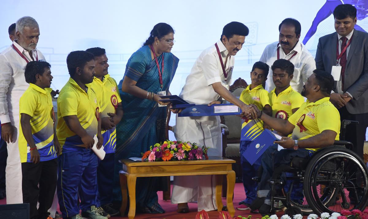 Stalin hands over incentives to sportspersons
