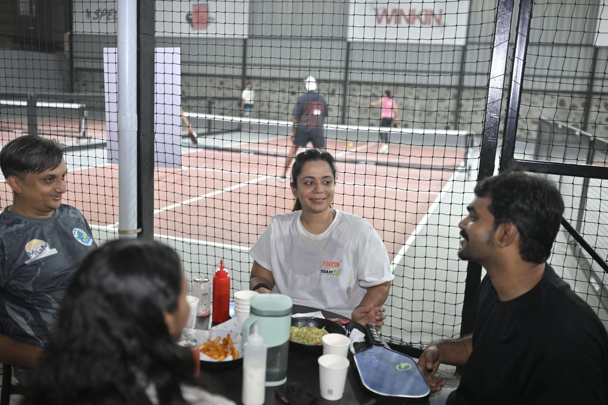 Pessoas se reúnem para um lanche depois de um jogo no Winkin ALM, Injambakkam