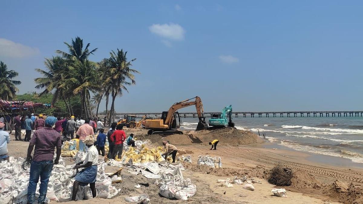Oil spill in Nagapattinam coast | Fishers continue strike for fourth day, demand removal of pipelines 